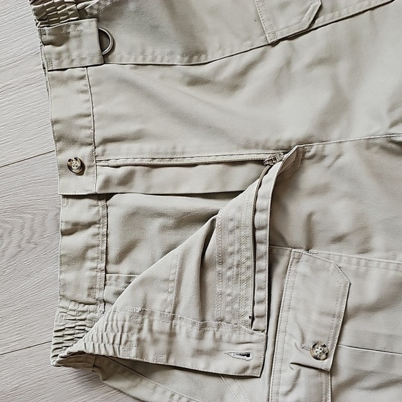 Vintage Tilley Endureables High Waisted Khaki Cargo Shorts, *Vintage Size 12 - Picture 9 of 15